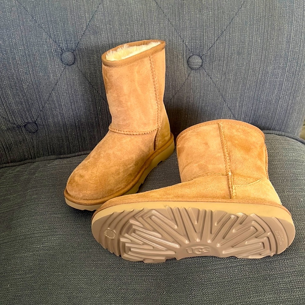 Nwot Uggs little Kids Size 1
